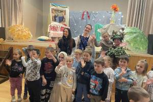 Holle Anyó a Tiszti Klubban